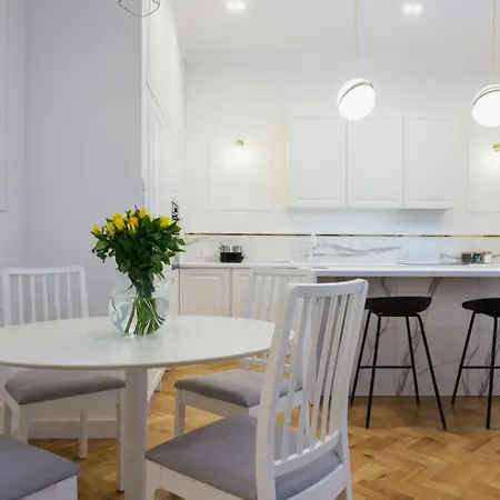 Apartment Helle Mit Designer-renovierung