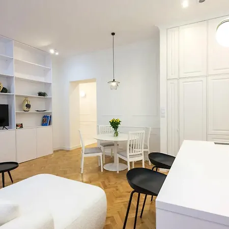 Apartment Helle Mit Designer-renovierung *